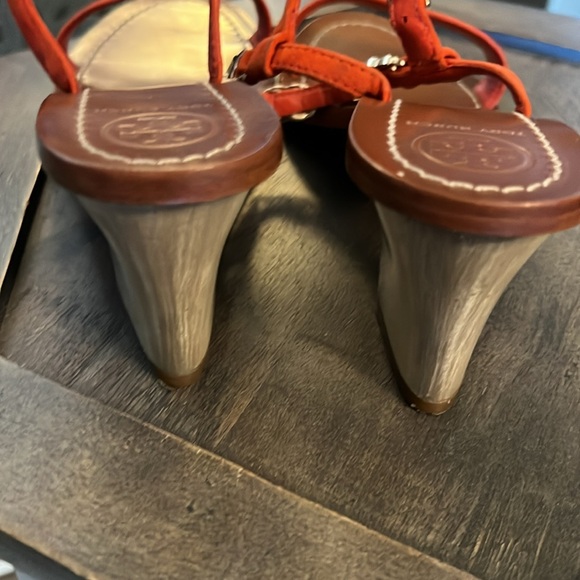 🛑 1 hour sale. Tory Burch, Orange Sandals with Chain Detail, 6.5. Worn once. - Picture 10 of 12